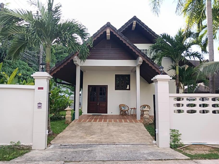 Naiharn Beach Holiday Pool Villa, Rawai Екстериор снимка