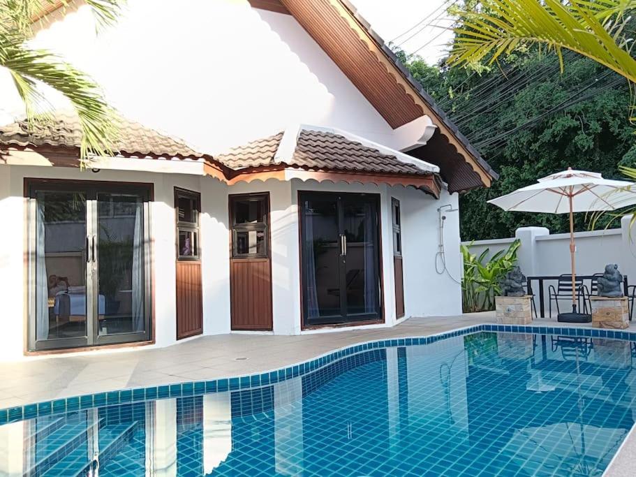 Naiharn Beach Holiday Pool Villa, Rawai Екстериор снимка